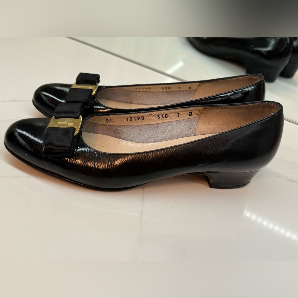 Salvatore Ferragamo Vara Pump Black Shoes Size 7 - great condition! 🇮🇹